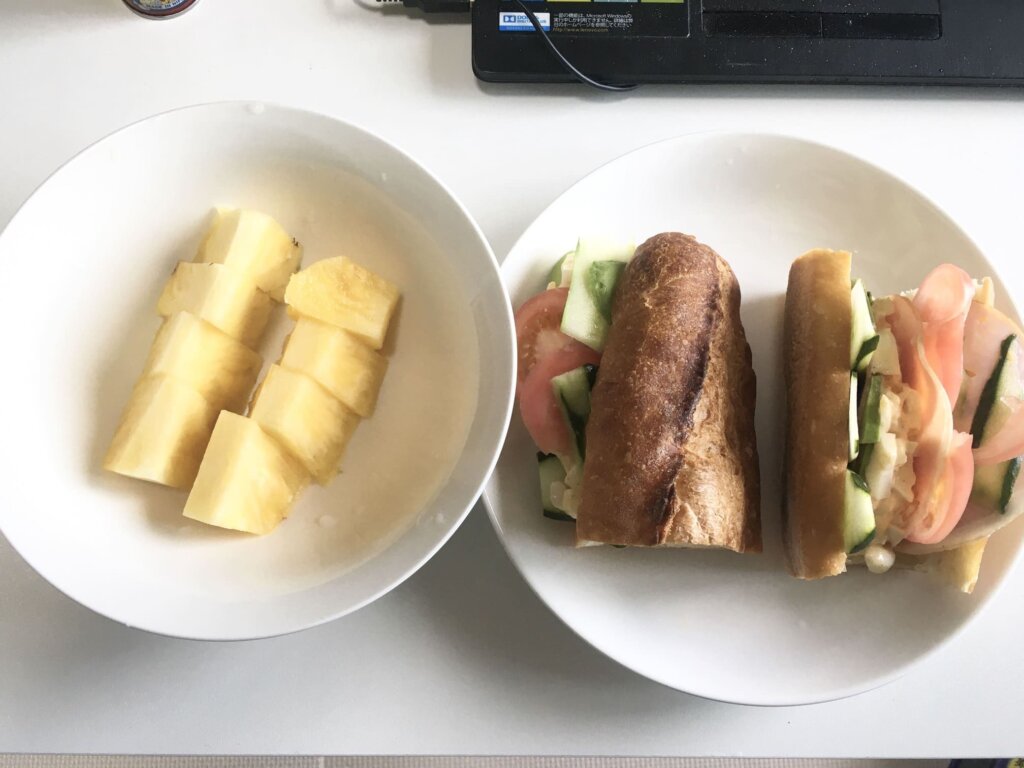 朝食のパイナップルとサンドイッチ