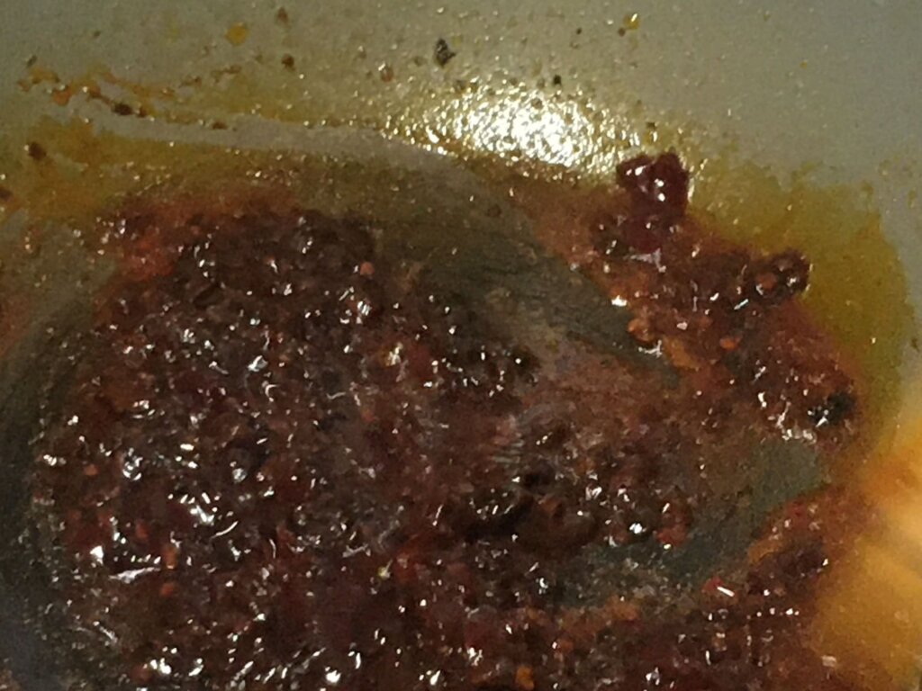 フライパンで豆豉(とうち)を炒める様子