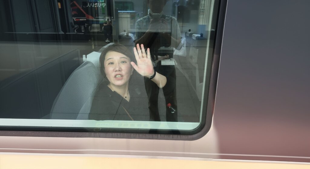電車に乗車したナナを見送る様子
