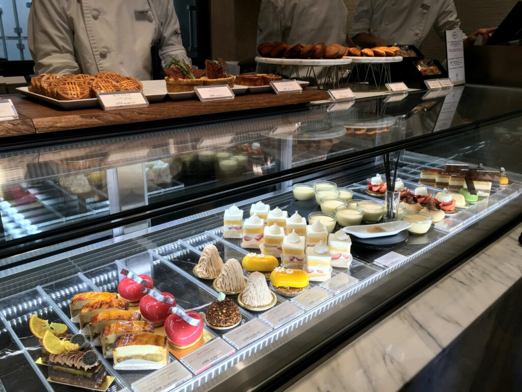 陳列されたケーキ