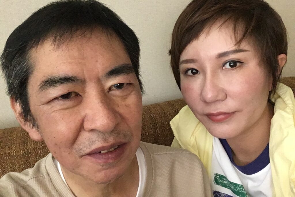 無事に成婚を果たした松村とナナのツーショット