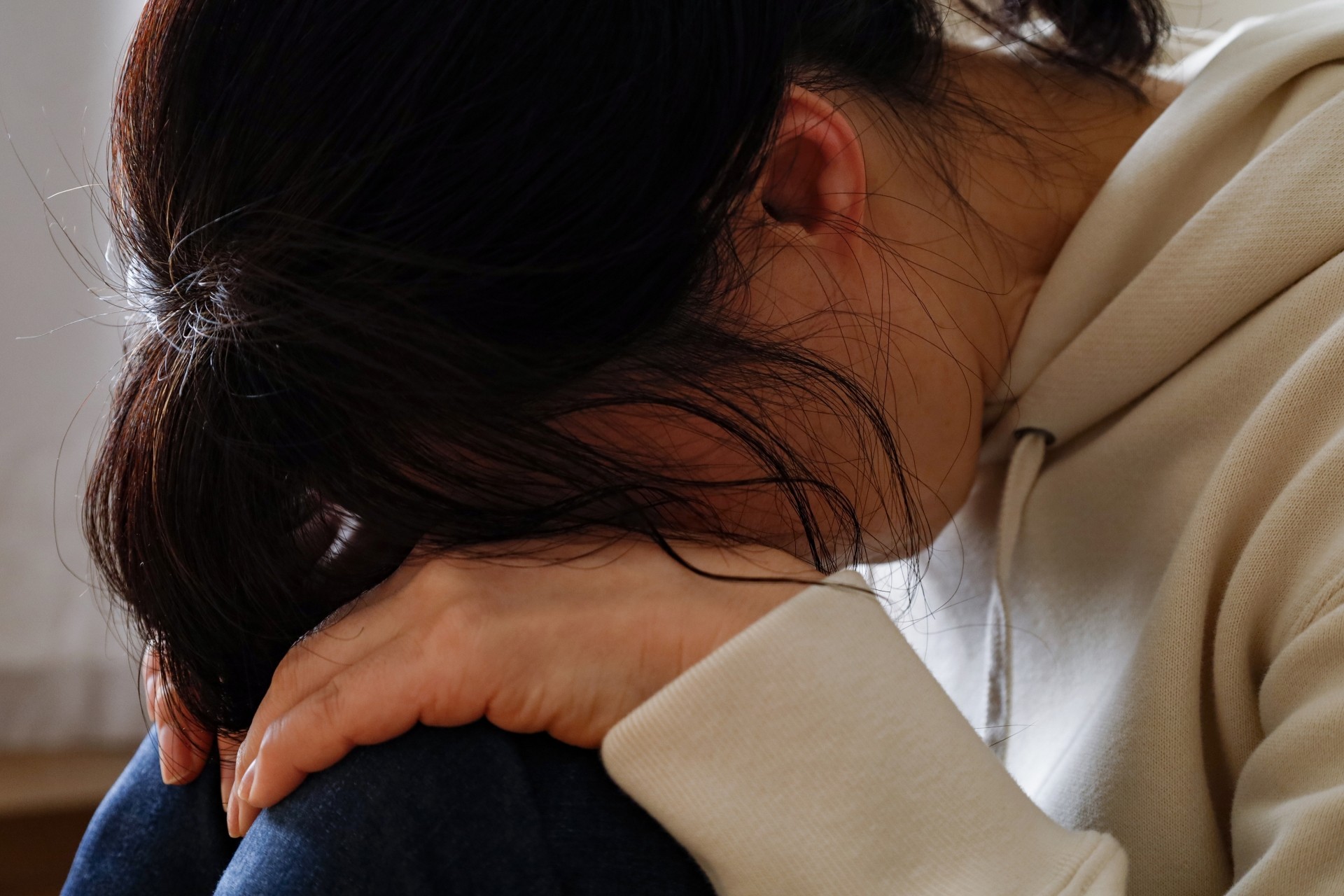 中国人妻のナナが落ち込む様子