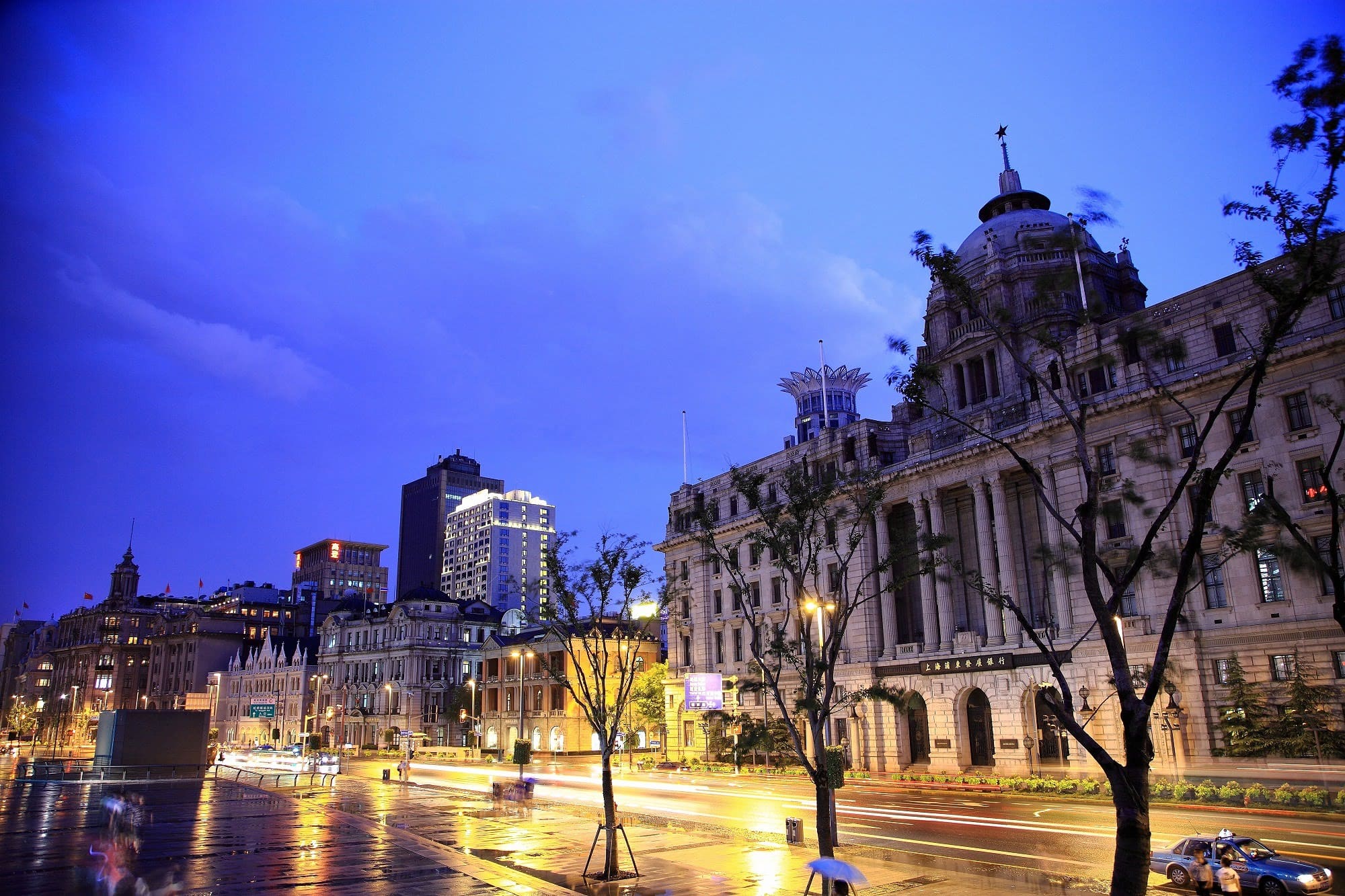 上海の女性は、自立している人が多いため、結婚相手に求める条件も高い。写真は上海の外灘